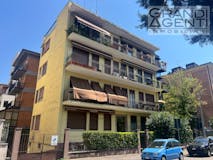 Two-bedroom Apartment of 85m² in Via Butturini 2