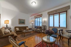 Two-bedroom Apartment of 90m² in Via Giovanni Da Procida 35