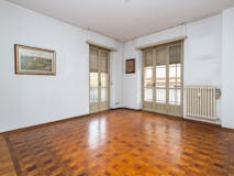 Three-bedroom Apartment of 137m² in Via Genova 4